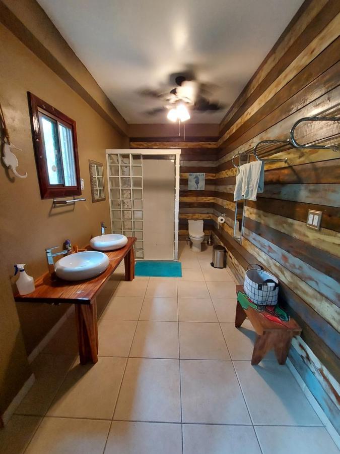 Casa Oceana Bed & Breakfast Bocas del Toro Exterior photo